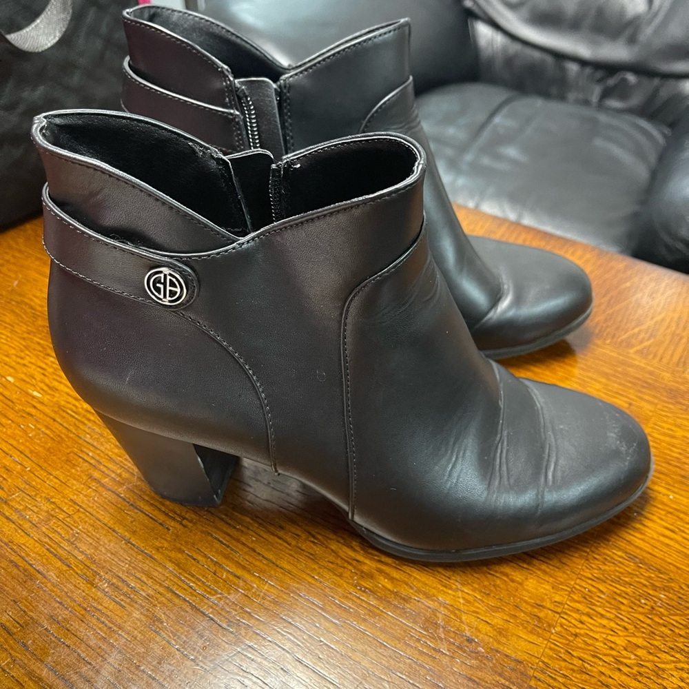 Black memory foam shoe boots. Only wore a few times.